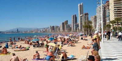 Háannatími á strönd Benídorm en þetta er ekki raunin í október.