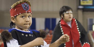 Tveir í yngri kantinum búa sig undir átökin á Ólympíuleikum indjána og eskimóa. Mynd mcavOy