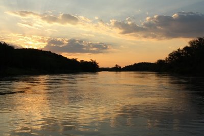 Við árbakkann við sólarlag