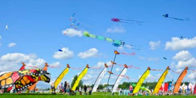 Himinninn yfir Dieppe fyllist af mörg þúsund misglæsilegum flugdrekum annað hvert ár.