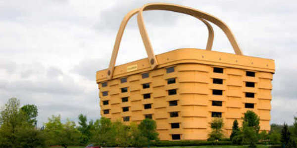 Þessi undarlega bygging eru höfuðstöðvar Longeberger samsteypunnar. Mynd Addicted Eyes.