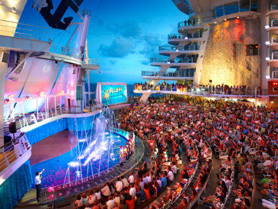 Allir íbúar Akraness gætu komið saman og haldið veislu um borð í stærsta skemmtiferðaskipi heims