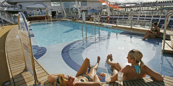 Fjölmargar sundlaugar og heill garður í miðju beggja skipa