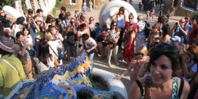 Það er öxl í öxl á flestum vinsælli ferðamannastöðum í Barcelóna. Það pirrar marga.