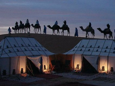 Tjöld á borð við þau sem ferðafólki er boðið upp í eyðimörkinni í bæði Marokkó og Alsír