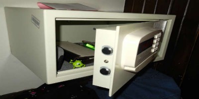 Hefðbundið öryggishólf á hóteli. Oft á tíðum gefa hólfin afar falskt öryggi enda auðvelt að nema þau brott. Mynd e.c. Johnson