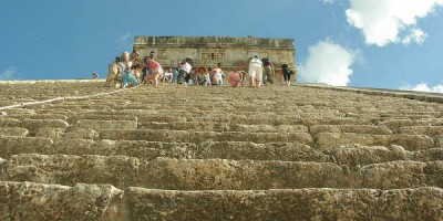 Það er ekki alltaf leyfilegt að klifra Chichen Itza enda snarbratt. Mynd malias