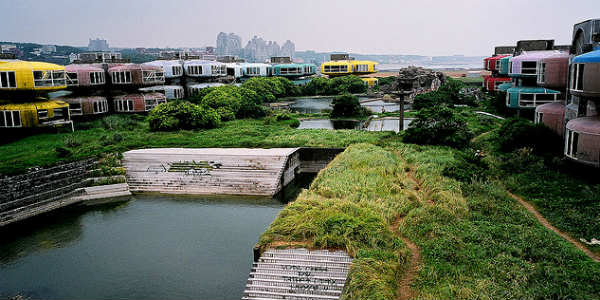 Alls eru hér um 200 slíkar byggingar. Allar tómar og að hrynja. Mynd Noelas H.