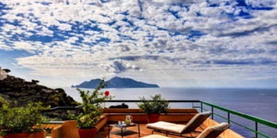 Eyjan Capri í Napolíflóa hlýtur mikið lof hjá velflestum sem þangað koma. Hæsti punktur hennar er fjallið Solari sem gnæfir yfir bænum.