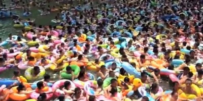 Þröngt um manninn í kínverska Dauðahafinu en ekki er ljóst hvers vegna allir eru með kúta í vatni þar sem enginn sekkur.