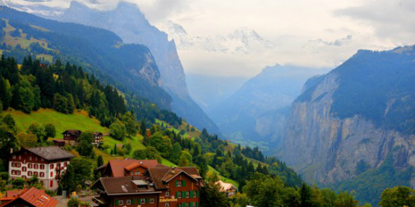 Iðagrænn Lauterbrunnen dalurinn er mikilfenglegur með snarbratta kletta á alla kanta. Mynd Pearson Doug