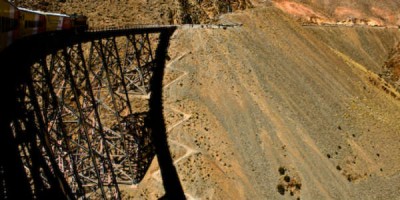 Himnalestin á einni af fjölmörgum ekkert alltof traustvekjandi brúm sem eru á þessari leið. Mynd Weaver