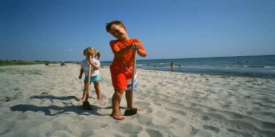 Óvíða í heiminum eru fleiri strendur með Bláfánavottun en í Danmörku. Egholm strönd nálægt Álaborg er ein þeirra. Mynd Danmarkturist.
