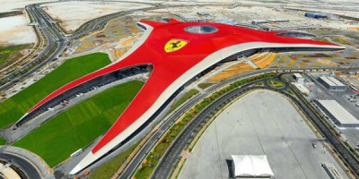 Eins og annað sem byggt er í Sameinuðu arabísku furstadæmunum er ekki smátt við hið glænýja Ferrari World. Mynd visitabudhabi