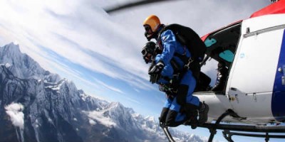 Níu kílómetrar niður á jafnsléttu þegar stokkið er úr vél yfir Everest fjalli. Skjáskot