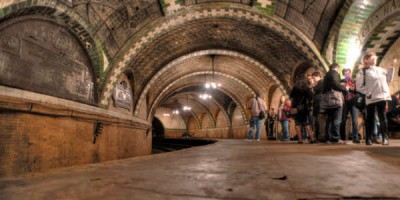 Jarðlestarstöðin glæsilega sem aldrei var notuð í New York. Hana er hægt að sjá með því að fara með leið 6 þegar hún snýr við á leið sinni.