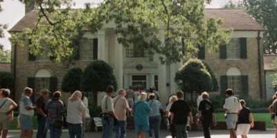 Á landi Graceland hvílist Elvis í gröf sinni en garða búgarðsins er auðvitað hægt að skoða líka þegar miði er keyptur.