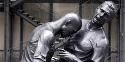 Það var og. Nú er hægt að sjá Zidane í bronsi skalla Ítalann Materazzi á besta stað í París