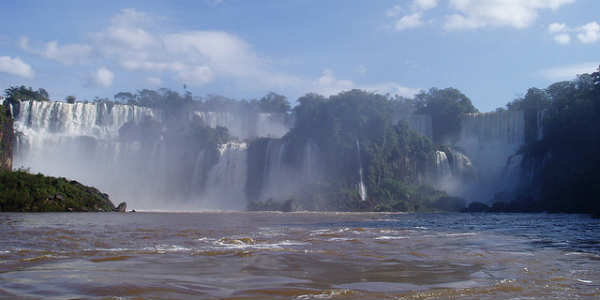 Óumdeilanlega einhver stórfenglegustu vatnsföll jarðar á landamærum Paragvaí, Brasilíu og Argentínu. Mynd Amy