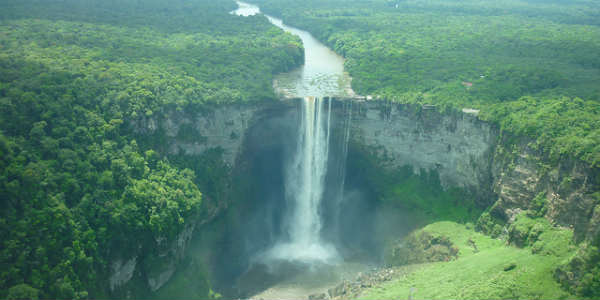 Sökum þess hve afskekktur Kaieteur fossinn er hafa ekki mjög margir litið hann augum. En stórkostlegur er hann. Mynd John Gilbert