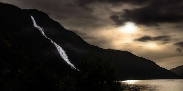 Margir fallegir fossar prýða ríki Norðmanna en líklega fremstur jafningja er Langfossen fallegi. Mynd lesmond