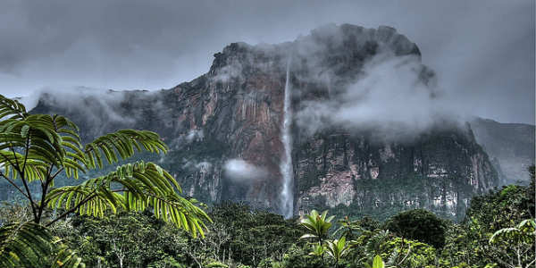 Við liggur að orðið stórfenglegt sé æði aumt þegar kemur að Salto Angel fossinum. Magnað fyrirbæri. Mynd Inaki Lopez