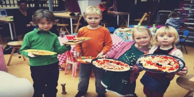 Þjónarnir hér ná sumir varla borðhæð en matseðillinn ekki slæmur. 