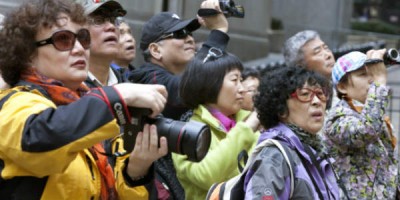 Kínverskir túristar komast æði oft í fréttir fyrir fáránlegar uppákomur sínar og nú hafa stjórnvöld gripið í tauma