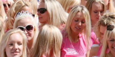 Það sem hófst með vinalegri göngu 500 ljóshærðra stúlkna 2009 er nú fjölsótt árlega hátíð.