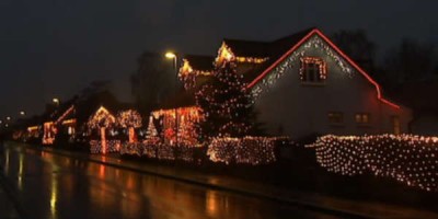 Jólagatan í Hinnerup. Aðeins einn íbúðareigandi í allri götunni lét nægja að hengja jólaseríur innandyra.