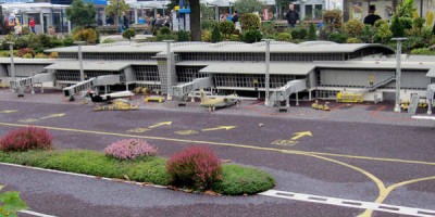 Tveir flugvellir í Billund. Hinn raunverulegi og nákvæm eftirmynd hans í Lególandi. Mynd loosrboy