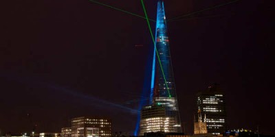 Faðmlag, kampavín og magnað útsýni. Það eru verri leiðir til að koma elskunni á óvart. Mynd Duncan WJ Palmer