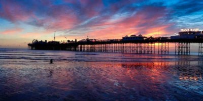 Brot í hafið. Hin fræga Brighton brú er nú að hálfu fokin út í hafsauga. Mynd mfmb_bentley