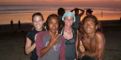 Upplyfting í flæðarmálinu á Balí. Á stöku stöðum á eynni er kvenfólk mikill meirihluti ferðamanna