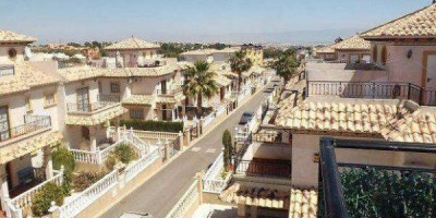 Það er vissulega ljúft að leigja sér villu í sumarfríinu en margir koma nú að tómum kofa hjá villuleigum.