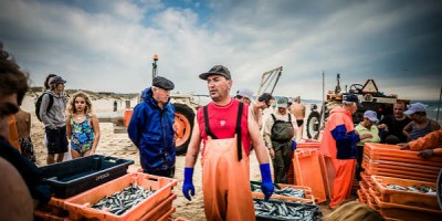 Fiskimenn á Algarve selja gjarnan veiði dagsins á ströndinni sem hjálpar þeim sem vilja lifa ódýrt erlendis. Mynd Chris Zielecki
