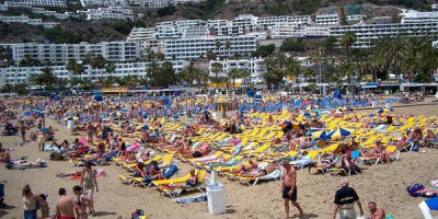 Ströndin við Puerto Rico á Kanarí. Ekki frábært en í það minnsta ódýrt. Mynd Matti Mattila