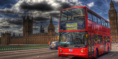 Nú þarf að greiða að lágmarki 2.600 krónur til að komast nokkuð með strætisvögnum London. Mynd Kevin Poh