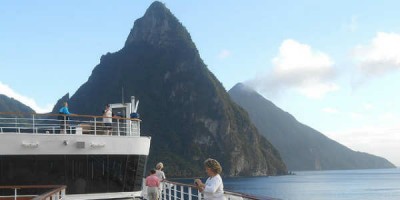 Hin ægifagra St.Lucia er einn áfangastaða í frábærri siglingu í vetur. Mynd Roger Wollstadt