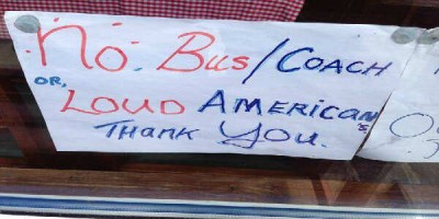 Enga túristahópa og enga háværa Ameríkana. Skiltið sem fór fyrir brjóstið á ýmsum. 