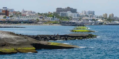 Hin ágæta strönd Costa Adeje á Tenerife. Mynd John Cook