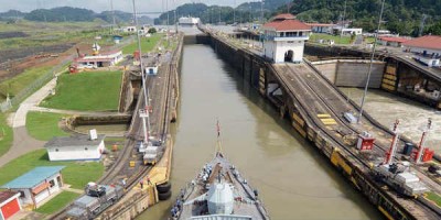 Forvitnilegt að sigla gegnum Panamaskurðinn en það er þó landið sjálft sem er tilkomumest. Mynd Royal Navy Media
