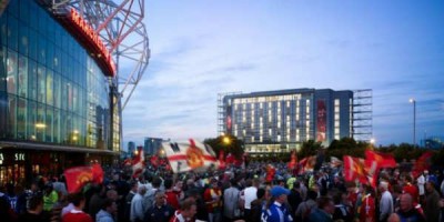 Old Trafford til vinstri og Hotel Football fyrir miðri mynd. Nú geta jafnvel drukknustu einstaklingar komist á leikina. Mynd Hotel Football