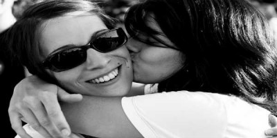 Hreint ekki sama hversu oft þú kyssir félaga, vin eða jafnvel ókunnugu erlendis. Mynd desigual