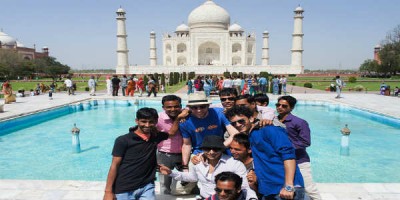 Mesta ferðamannagildra Indlands er Taj Mahal en þar eru tækifærissinnaðir heimamenn á útopnu kringum ferðamenn. Mynd Andreas H