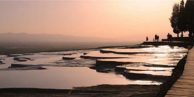 Hinar frægu lindir Pamukkale er meðal þess sem skoðað er í ævintýralega ódýrri Tyrklandsferð. Mynd Josu