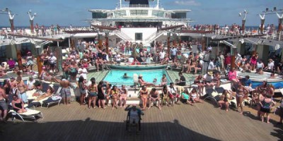 Efsta dekk Celebrity Constellation þar sem fáklætt fólk buslar,dansar og djammar við hvert tækifæri.