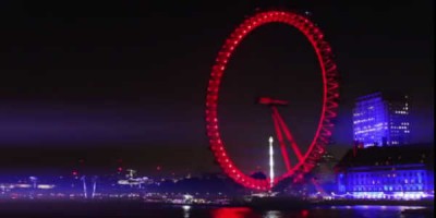 Rautt en ekki blátt. Auglýsingar þekja nú Auga London hátt og lágt. Mynd Coca Cola 