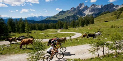 Heilsuþenkjandi fólk sómir sér betur í fjallalofti Austurríkis en á sólarströndum Spánar. Skjáskot