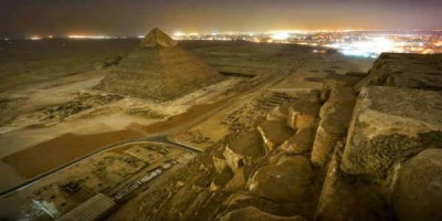 Hátt fall og stutt í næsta Subway. Kaíróborg er komin ægilega nálægt þeim gersemum sem píramídarnir eru. Mynd Vadim Makhorov